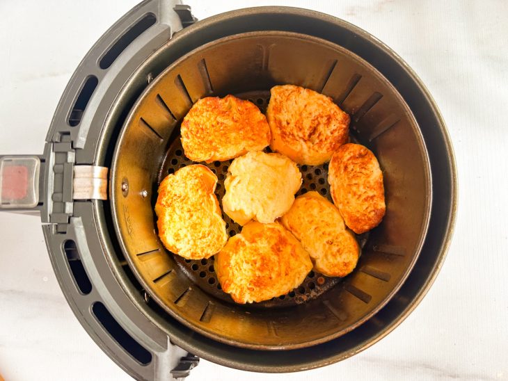 Rabanada assando na air fryer.