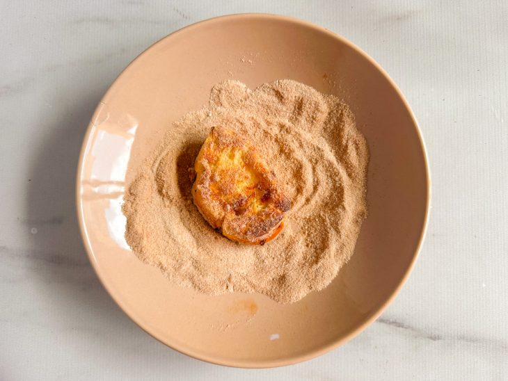 Rabanada passada no açúcar e canela.