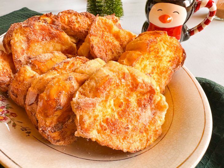 Rabanada na air fryer seervida.