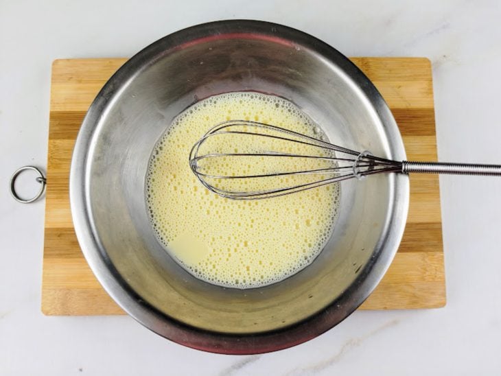 Uma tigela com a mistura líquida para os pães.