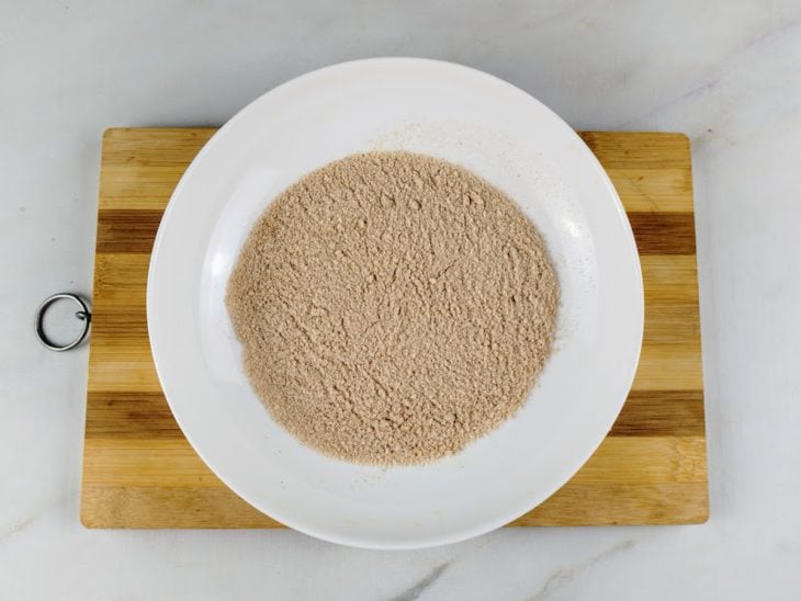 Um prato com a mistura de açúcar e canela.