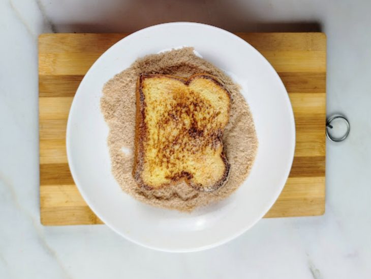 Pão no prato com açúcar e canela.