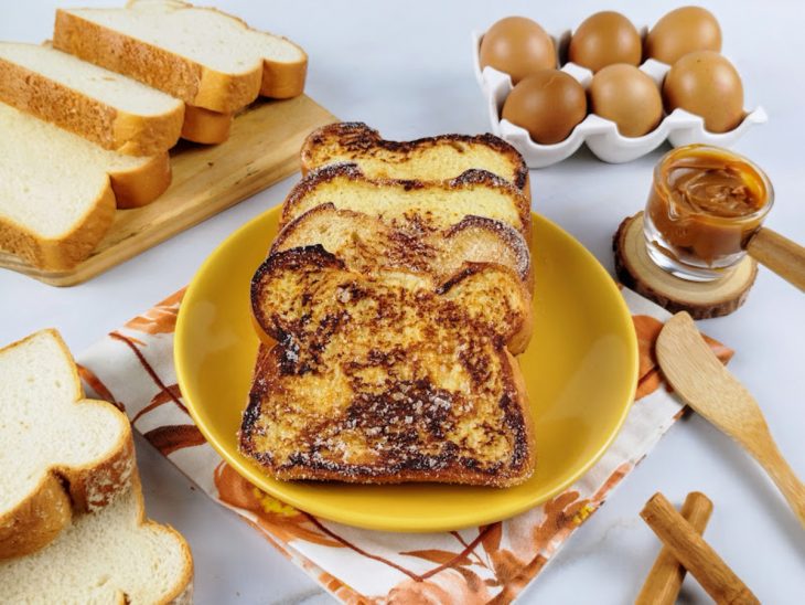 Um prato com rabanada no pão de forma.