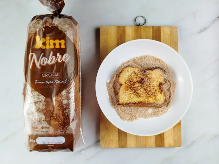 Pão no prato com açúcar e canela.