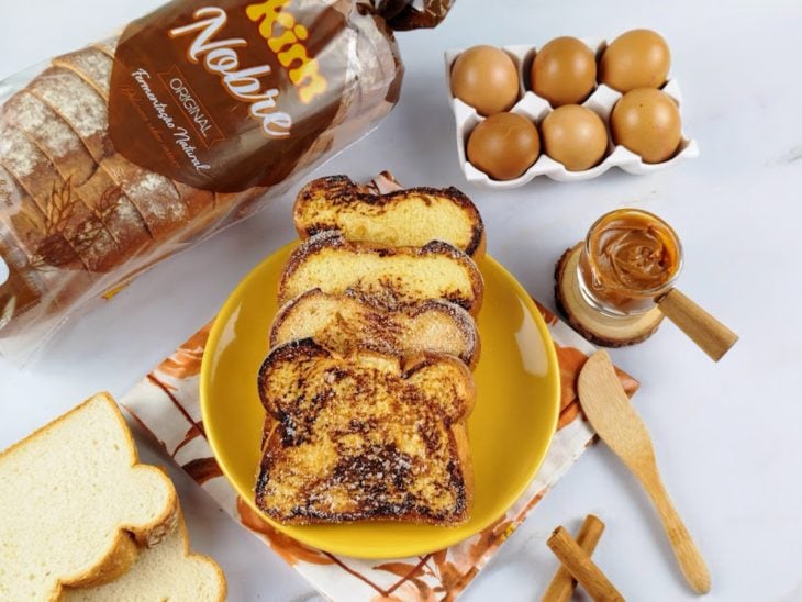 Um prato com rabanada no pão de forma.