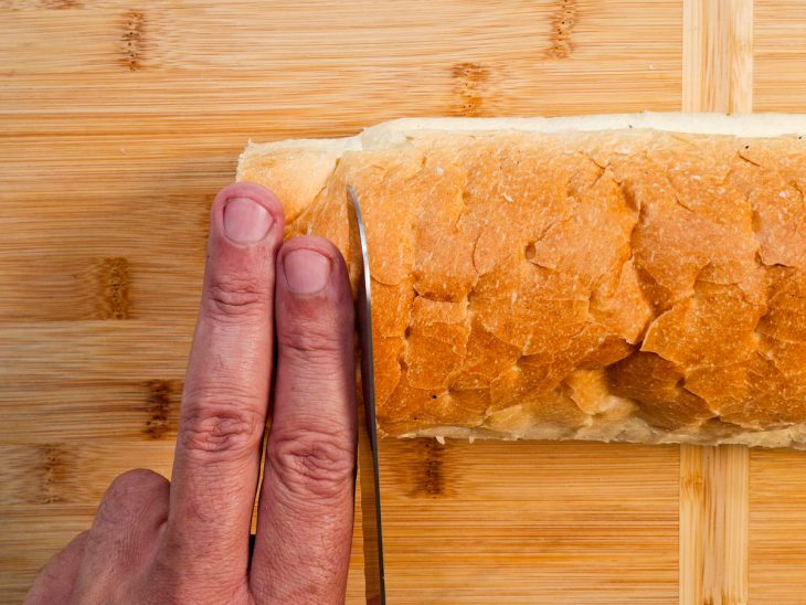 Baguete cortada em fatias largas.