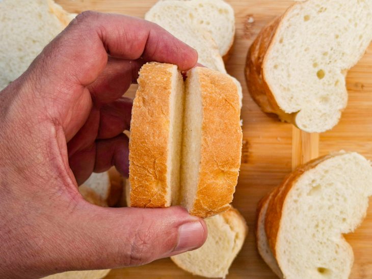 Baguete cortada em fatias largas com aberturas para o recheio.