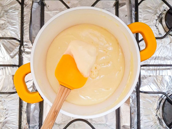 Recheio cremoso sendo cozido até engrossar na panela.