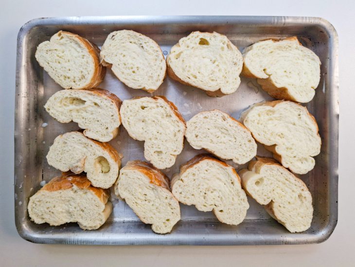 Fatias dispostas na forma.