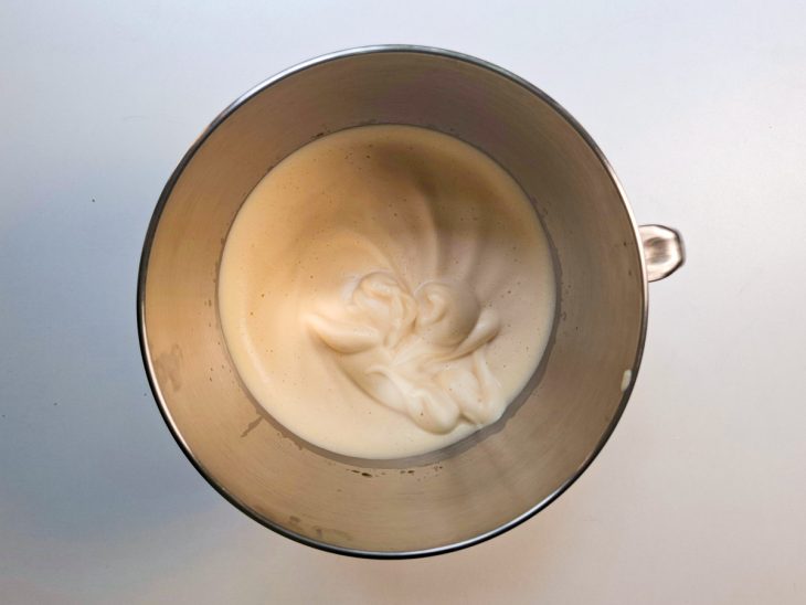 Ovos com baunilha sendo batidos até formar espuma.