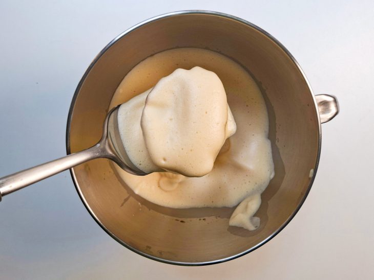 Espuma de claras na espátula.