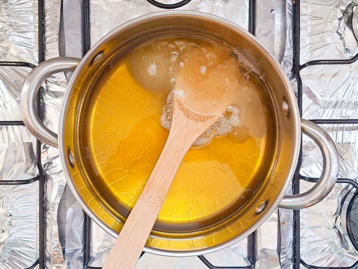 Óleo aquecido na panela.