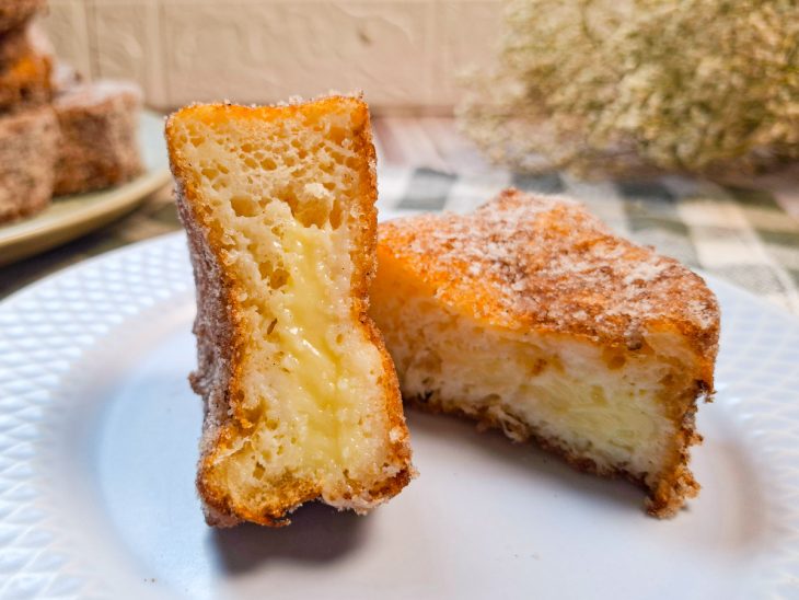 Rabanada recheada servida e cortada ao meio.