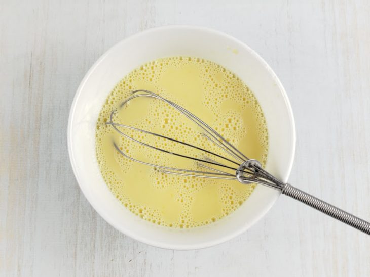 Ovos e leite misturados numa tigela.