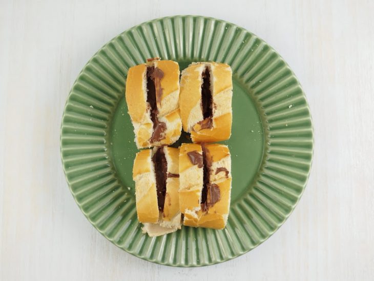 Fatias de pão recheadas com a nutella.