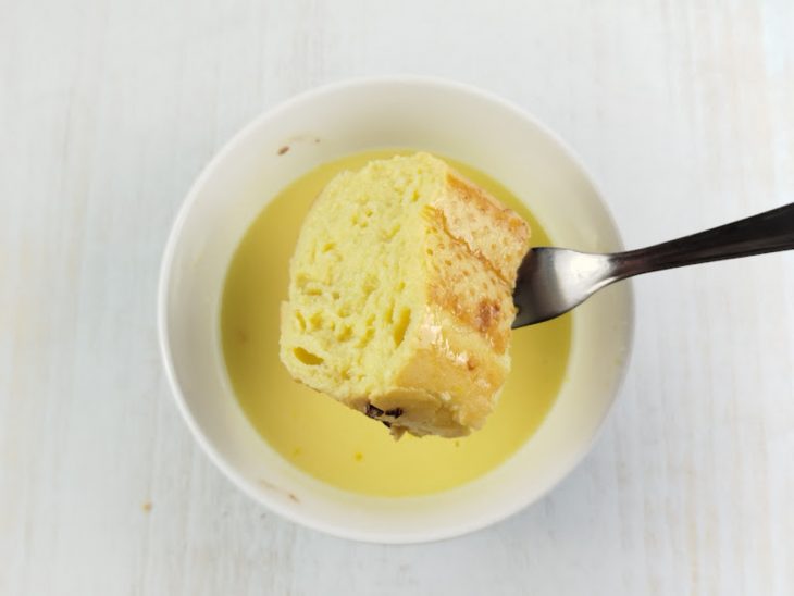 Fatia de pão mergulhada na mistura de ovo com leite.
