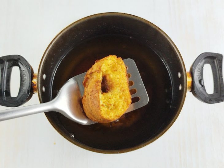 Fatia de pão saída do óleo, já frita.