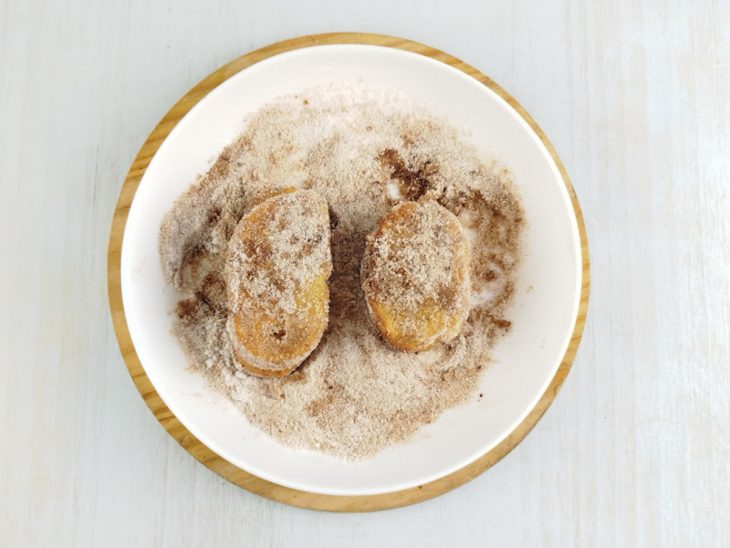 Fatias de pão empanadas no açúcar.