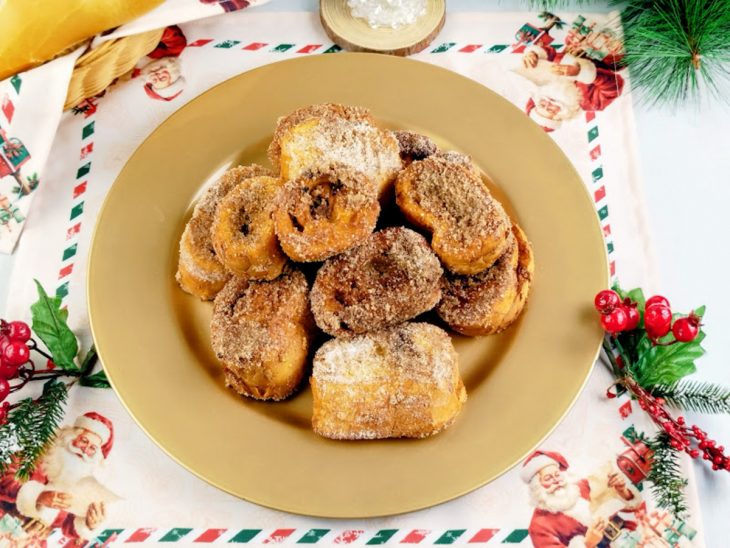 Rabanadas prontas, servidas em prato.