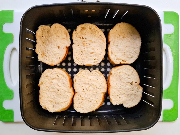 Rabanadas dispostas na air fryer.