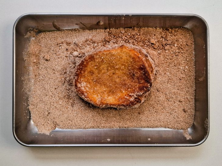 Rabanada com canela e açúcar.