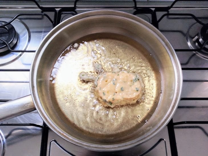 Uma frigideira com óleo e a rabanada fritando.