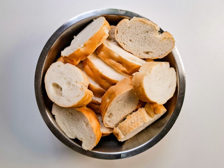 Fatias de pão cortadas na tigela.