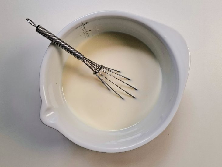 Leite e leite condensado na tigela.