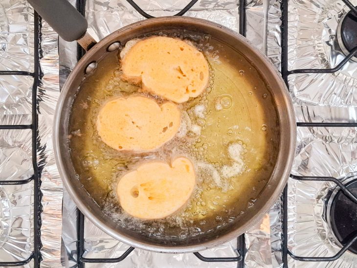 Rabanadas fritando no óleo.