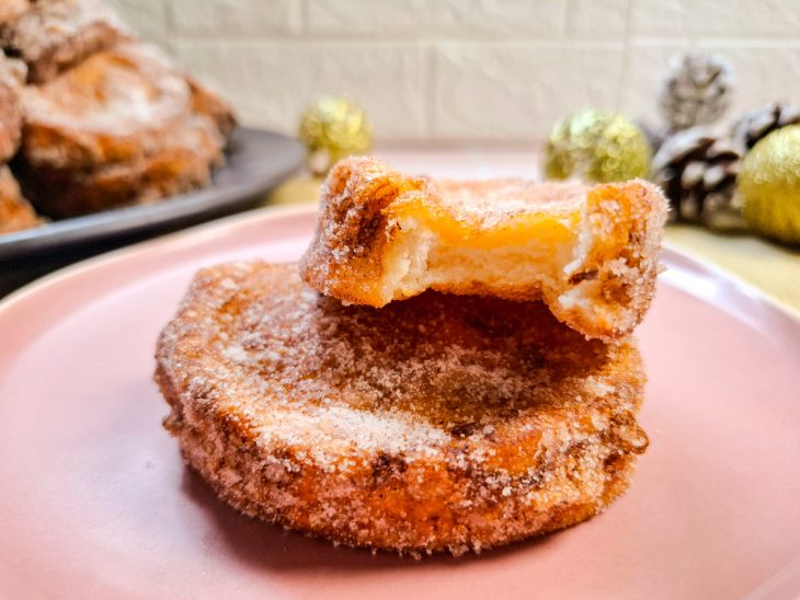 Rabanada tradicional servida.