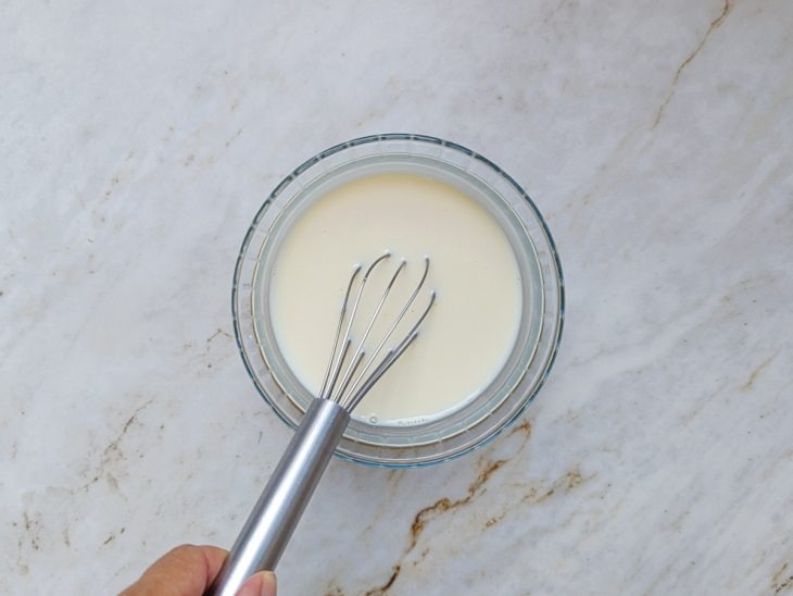 Ovo batido na tigela.