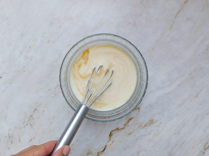 Açúcar e baunilha adicionados a mistura de ovo e leite.
