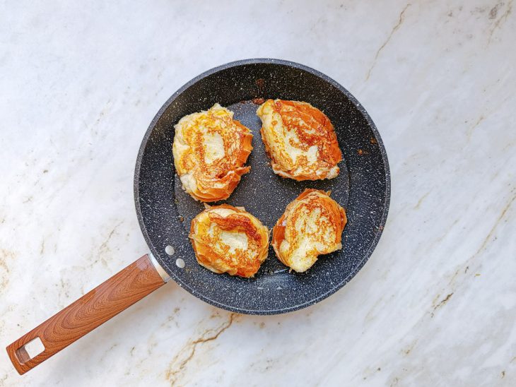 Rabanadas na frigideira.