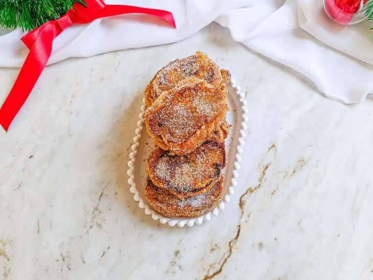 Rabanadas prontas, empanadas no açúcar.