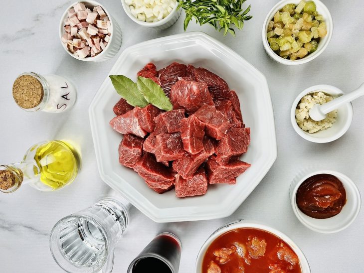Ingredientes para a receita reunidos em uma bancada.