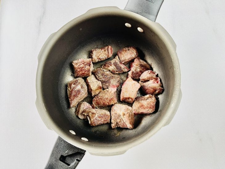 Carne selada na panela de pressão.
