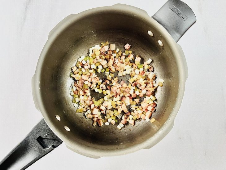 Ingredientes adicionados para refogar na panela.