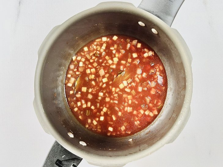 Ingredientes adicionados na panela de pressão.