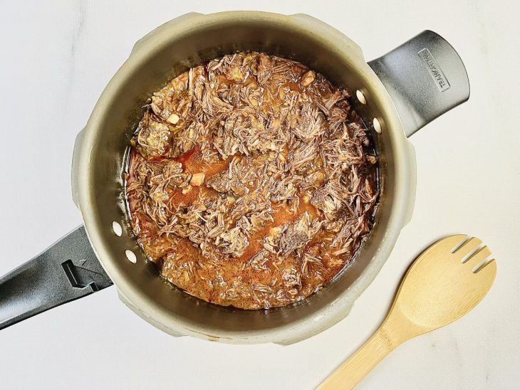 Carne desfiada na panela de pressão.