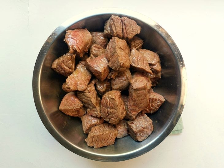 Cubos de carne dourados em uma tigela.