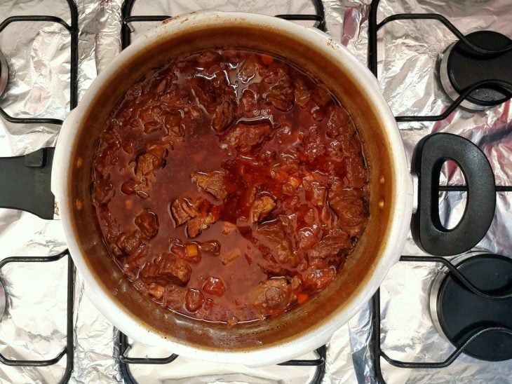 Ragu de carne na panela de pressão.