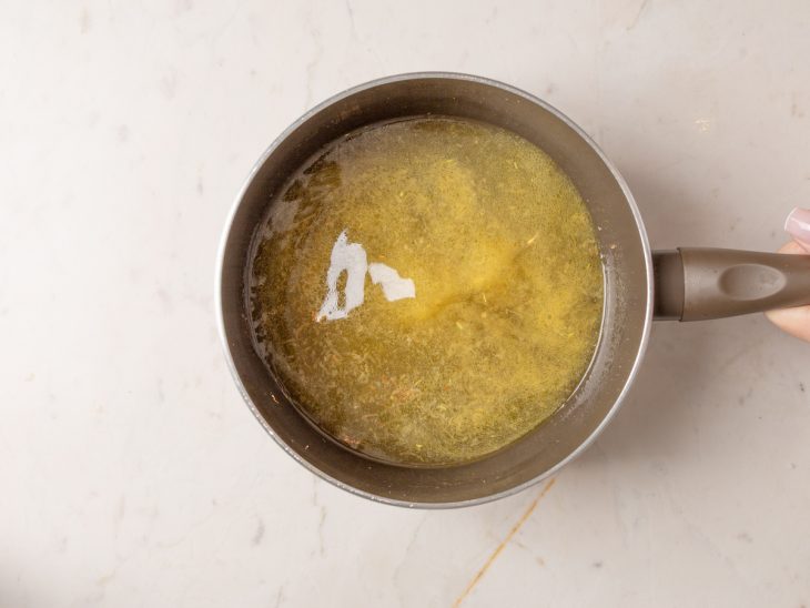 Caldo de legumes adicionado na frigideira.