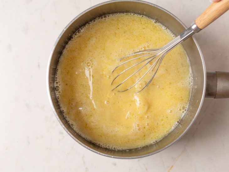 Polenta diluída adicionada na frigideira.