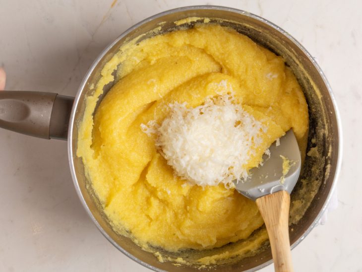 Queijo parmesão adicionado na polenta.