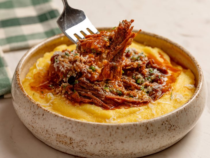 Ragu de fraldinha com polenta pronto para consumo.
