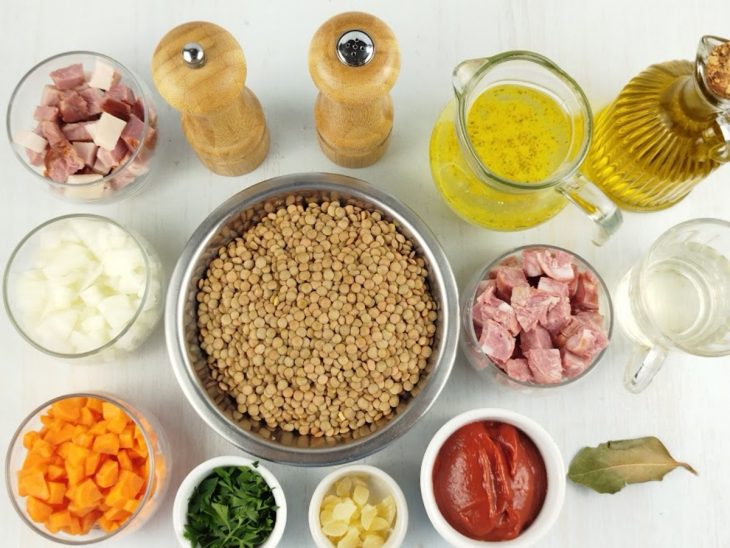 Ingredientes reunidos na bancada.