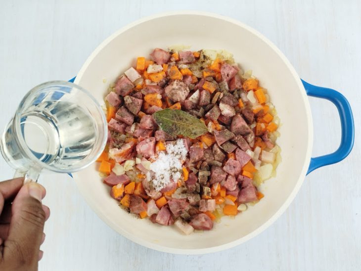 Pimenta, vinho e sal adicionados na panela.