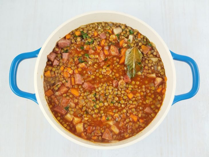 Molho de tomate e salsinha adicionados na panela.