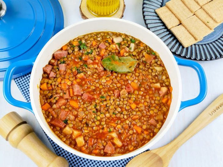 Ragu pronto, servido na panela.