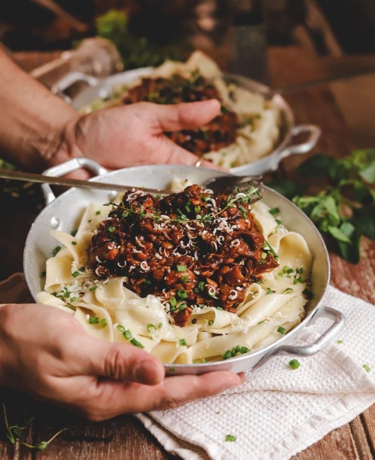 Ragu de lentilha e cogumelos com massa fresca